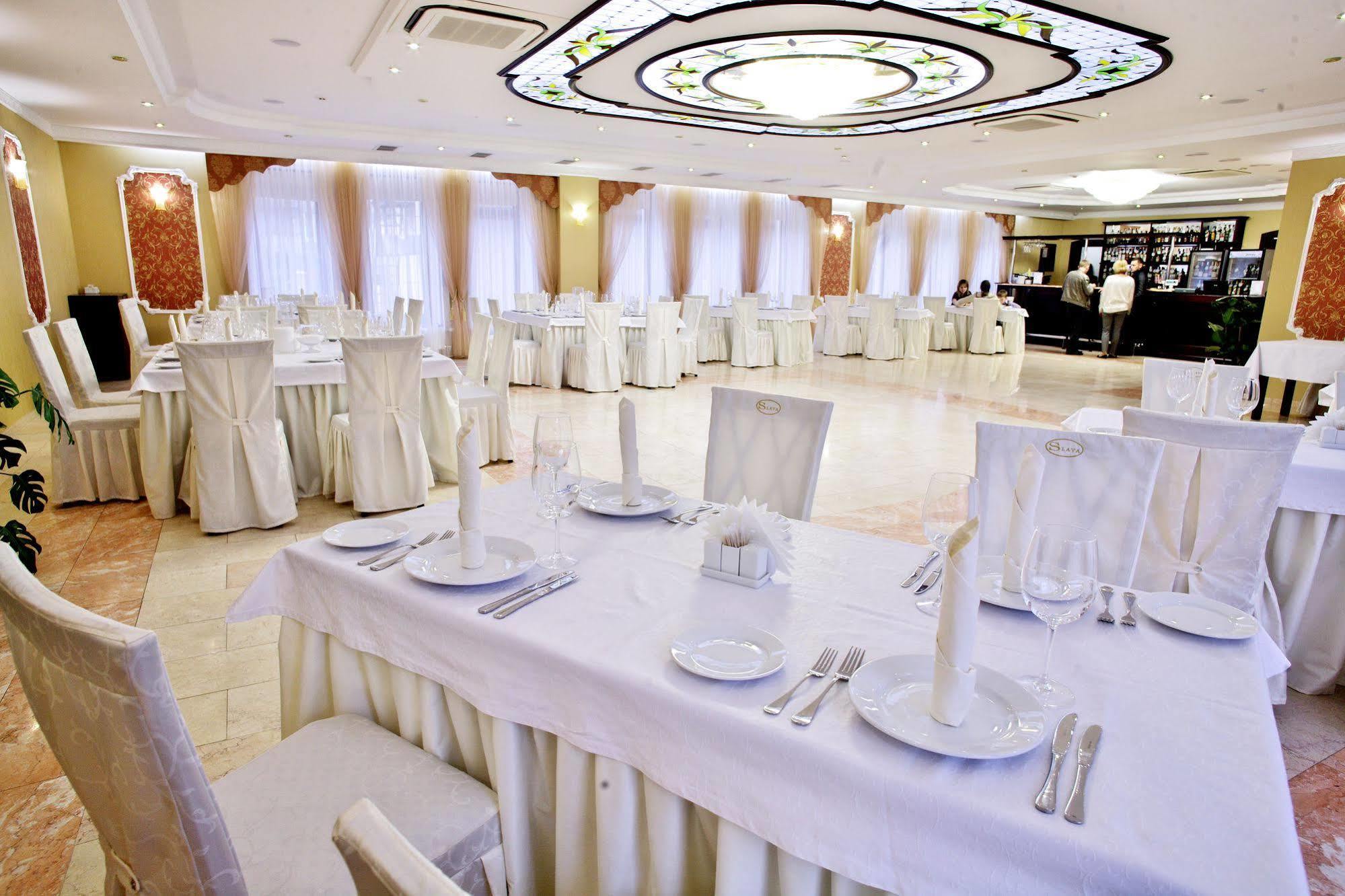 Slava Hotel Zaporizhia Ngoại thất bức ảnh